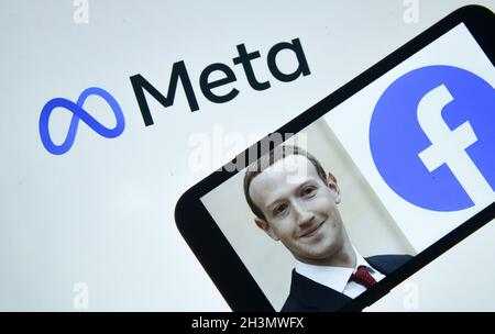 New Delhi, Inde.29 octobre 2021.Cette photo d'illustration prise à New Delhi le 29 octobre 2021 montre un smartphone devant un écran d'ordinateur montrant le LOGO META.Mark Zuckerberg, le directeur de Facebook, a annoncé jeudi que le nom de la société mère est en train d'être changé en « Meta » pour représenter un avenir au-delà de son réseau social troublé.La nouvelle poignée vient alors que le géant des médias sociaux tente de repousser l'une de ses pires crises et de pivoter vers ses ambitions pour la version « métaverse » de réalité virtuelle de l'Internet que le géant des technologies considère comme l'avenir.Crédit : David Talukdar/Alay Live News Banque D'Images