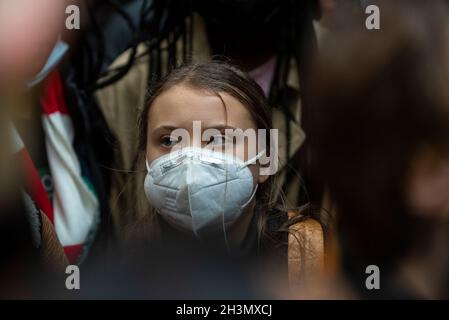 Londres, Royaume-Uni.29 octobre 2021.GRETA Thunberg se joint aux jeunes activistes climatiques protestant en dehors de Standard Chartered dans la City de Londres pour exiger un arrêt du financement des combustibles fossiles.La banque aurait financé 31,4 milliards de dollars US pour le secteur des combustibles fossiles depuis la signature de l'Accord de Paris.Cette manifestation fait partie de la campagne plus large de financement du chaos climatique et intervient à l'occasion de la Conférence des Parties des Nations Unies sur les changements climatiques (COP26) qui se tient à Glasgow.Credit: Stephen Chung / Alamy Live News Banque D'Images