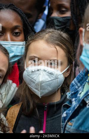 Londres, Royaume-Uni.29 octobre 2021.GRETA Thunberg (C) se joint aux jeunes militants du climat qui protestent en dehors de Standard Chartered dans la ville de Londres pour exiger un arrêt du financement des combustibles fossiles.La banque aurait financé 31,4 milliards de dollars US pour le secteur des combustibles fossiles depuis la signature de l'Accord de Paris.Cette manifestation fait partie de la campagne plus large de financement du chaos climatique et intervient à l'occasion de la Conférence des Parties des Nations Unies sur les changements climatiques (COP26) qui se tient à Glasgow.Credit: Stephen Chung / Alamy Live News Banque D'Images