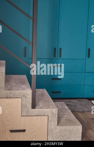 Gros plan sur l'escalier.Décoration intérieure minimaliste.Chambre et salon élégants.Mur blanc dans un intérieur design minimaliste de salon d'un Banque D'Images