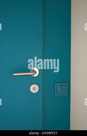 Commutateurs électriques bleu marine domestiques dans un design intérieur minimaliste.Poignée de porte élégante pour chambre et salon.chambre en bois.Chambre intérieure Banque D'Images