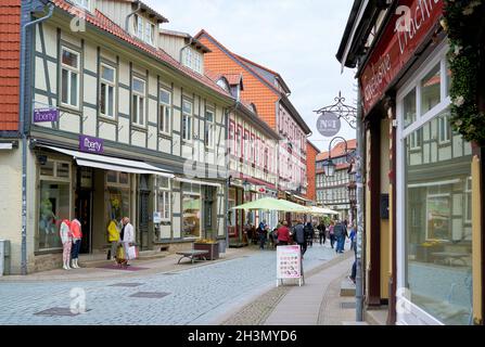 Rue commerçante avec des touristes dans la vieille ville historique de Wernigerode dans les montagnes du Harz Banque D'Images