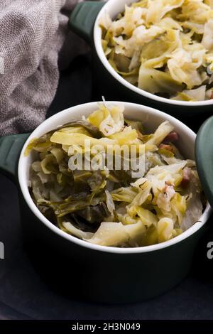 Ragoût de chou blanc et de bacon.Légumes, fond Banque D'Images