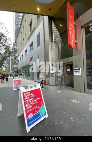 New York, NY, États-Unis.29 octobre 2021.NYC site de vote par anticipation à l'Atrium David Rubenstein au Lincoln Center pour les élections générales 2021 à l'échelle de la ville avant le jour de l'élection le 2 novembre à New York.29 octobre 2021.Credit: Rainmaker photos/Media Punch/Alamy Live News Banque D'Images