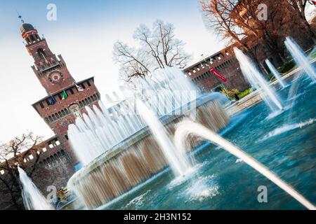 Milan, Italie ; 23 mars 2011 : Fontaine devant l'entrée principale du château Sforzesco. Banque D'Images