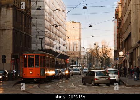 Milan, Italie ; 23 mars 2011 : ancien tramway au coucher du soleil. Banque D'Images