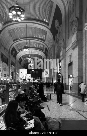 Milan, Italie ; 23 mars 2011 : personnes dans la galerie de la gare centrale. Banque D'Images