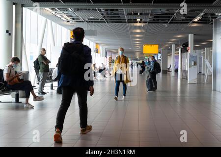 Passagers au Concourse B de l'aéroport d'Amsterdam Schiphol, pays-Bas. Banque D'Images