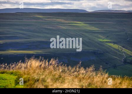 Vue panoramique depuis le dessus de Kettlewell dans le parc national de Yorkshire Dales avec la route escarpée Cam Gill Road au loin, Wharfedale, North Yorkshire, Angleterre Banque D'Images