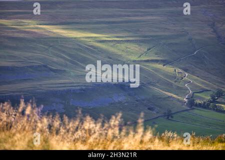 Vue panoramique depuis le dessus de Kettlewell dans le parc national de Yorkshire Dales avec la route escarpée Cam Gill Road au loin, Wharfedale, North Yorkshire, Angleterre Banque D'Images