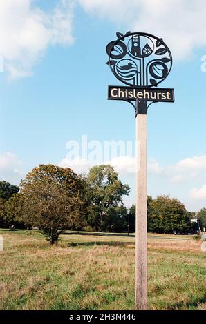 Panneau de village sur Chislehurst Common, dans le quartier londonien de Bromley, dans le sud-est de l'Angleterre Banque D'Images