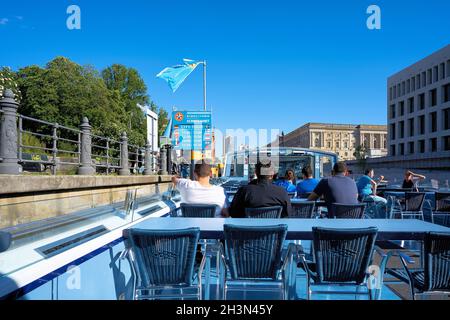 Excursion en bateau avec les touristes sur la rivière Spree à Berlin Banque D'Images