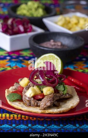 Tortilla mexicaine avec salsas et ingrédients Banque D'Images
