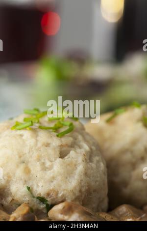 Quenelles avec sauce aux champignons Banque D'Images