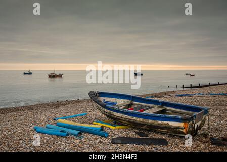 Petit bateau de pêche sur la plage de Selsey, West Sussex, Royaume-Uni Banque D'Images