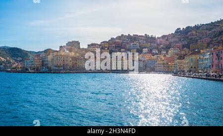 Monte Argentario (Italie) - Vue sur le mont Argentario sur la mer de Tirreno, avec de petites villes; province de Grosseto, région de Toscane.Ici Porto Santo Stefano. Banque D'Images