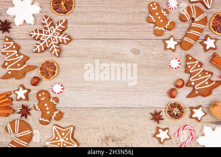 Biscuits de Noël au pain d'épice, bonbons et articles de pâtisserie.Vue de dessus bordure latérale double sur un arrière-plan en bois avec espace de copie. Banque D'Images