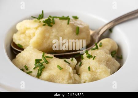 Boulettes de semoule en bouillon sur bois Banque D'Images