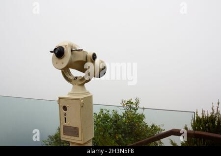 Gros plan d'un télescope dans un point de vue touristique où seuls les nuages en arrière-plan sont vus.Image conceptuelle avec espace de copie Banque D'Images