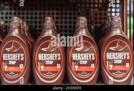 Hershey Pennsylvania, 15 octobre 2021 : sirop au chocolat Hershey's exposé au magasin de détail Hershey's Chocolate World. Banque D'Images