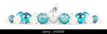 Bordure de Noël avec ornements bleus et blancs.Vue latérale isolée sur un arrière-plan blanc. Banque D'Images