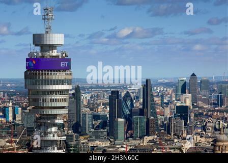 Royaume-Uni, Londres, gratte-ciel de la ville de Londres avec BT Tower en premier plan Banque D'Images