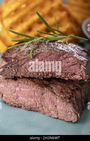 Steak grillé avec grilles de pommes de terre fraîches Banque D'Images