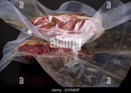 Pastrami emballé dans des sacs en plastique Banque D'Images