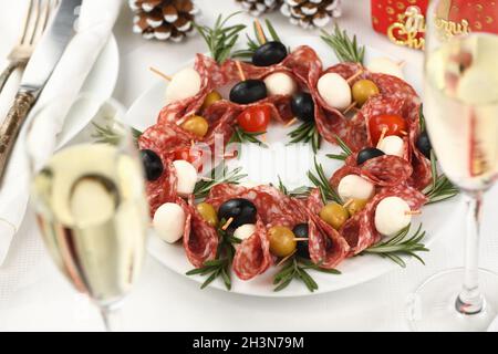 Couronne de Noël - antipasto. Canapés salami aux olives, mozzarella de bébé. Banque D'Images