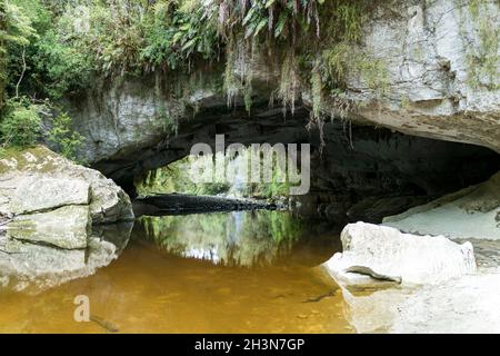 Moria Gate Arch dans bassin Opara, île du Sud, Nouvelle-Zélande Banque D'Images