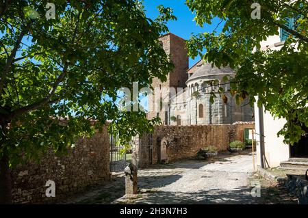 Gropina, Arezzo (Italie) - 2021, octobre 17 : l'église paroissiale de San Piero est l'un des exemples les plus représentatifs d'un architecte roman italien Banque D'Images