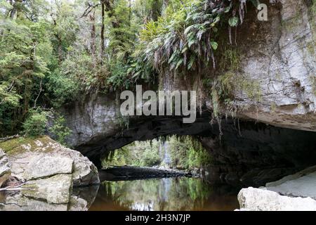 Moria Gate Arch dans bassin Opara, île du Sud, Nouvelle-Zélande Banque D'Images