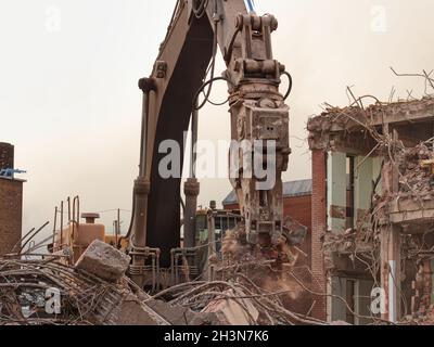 Griffe de Digger déchirant le béton armé. Banque D'Images