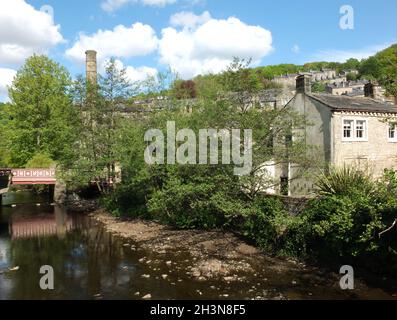 Vue sur la ville de hebden pont avec la rivière et le pont entouré d'arbres d'été Banque D'Images