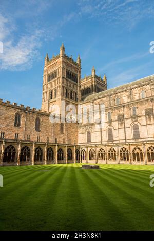 Vue extérieure de la cathédrale historique de Durham dans le comté de Durham, Angleterre Banque D'Images