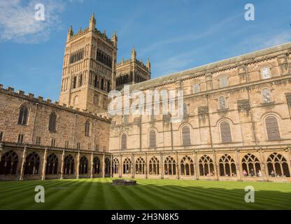 Vue extérieure de la cathédrale historique de Durham dans le comté de Durham, Angleterre Banque D'Images