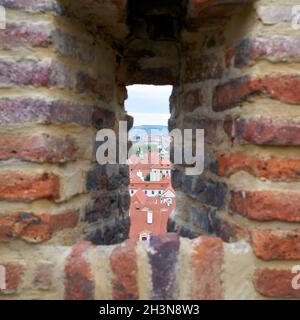 Vue sur la vieille ville de Prague par une embrasure Au château de Prague Banque D'Images