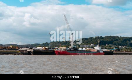 Honfleur, France - 4 août 2021 : un cargo de Wijnne Barends, l'une des plus anciennes compagnies maritimes au monde dans le port de Honfleur, en Normandie. Banque D'Images
