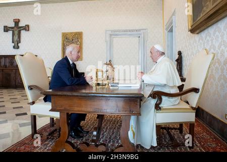 Vatican, Vatican.29 octobre 2021.Le président américain Joe Biden lors d'une réunion bilatérale avec le pape François au Palais apostolique le 29 octobre 2021 à la Cité du Vatican, au Vatican.Crédit : Adam Schultz/White House photo/Alay Live News Banque D'Images