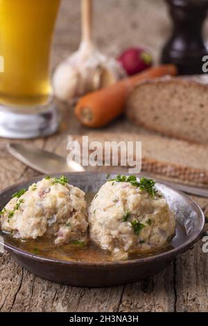 Boulettes au bacon bavarois dans un bouillon Banque D'Images
