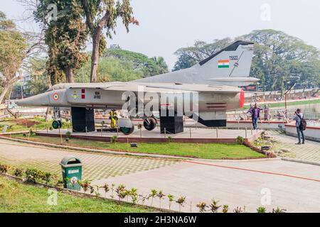 GUWAHATI (INDE) - 31 JANVIER 2017 : avion à réaction MIG-27 au mémorial de guerre de Dighalipukhuri à Guwahati (Inde) Banque D'Images