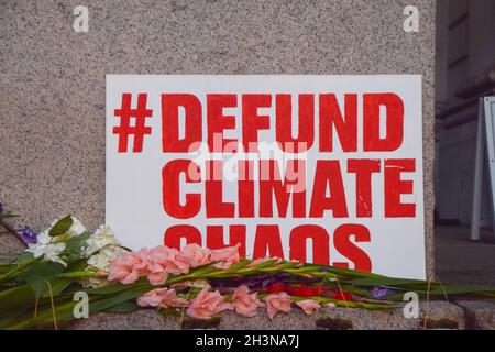 Londres, Royaume-Uni.29 octobre 2021.Les activistes ont organisé un mémorial national de la justice climatique devant la Banque d'Angleterre en prévision de la COP26, appelant la banque à mettre fin au financement des combustibles fossiles.Credit: Vuk Valcic / Alamy Live News Banque D'Images