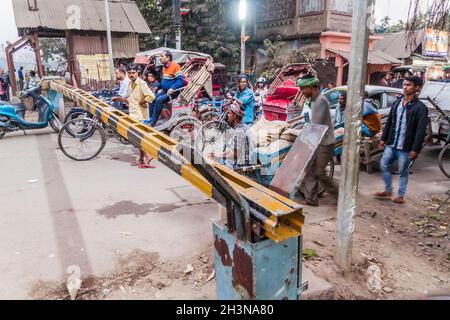 GUWAHATI, INDE - 31 JANVIER 2017 : des gens attendent au passage à niveau de Guwahati, Inde Banque D'Images