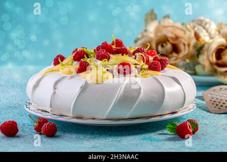 Gâteau Pavlova aux framboises. Banque D'Images