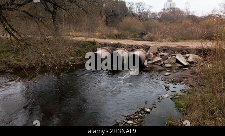 Tuyaux de déchets en béton.Les flux d'eau s'écoulent à travers les tuyaux en béton.Plan d'eau pollué dans le parc.Tir à partir du drone.Photographie aérienne. Banque D'Images