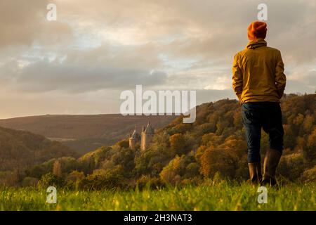 Cardiff, pays de Galles, Royaume-Uni.29 octobre 2021.Un homme marche près de Castell Coch à Cardiff, tandis que les couleurs des bois d'automne apparaissent pendant un temps instable.Crédit : Mark Hawkins/Alay Live News Banque D'Images