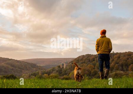 Cardiff, pays de Galles, Royaume-Uni.29 octobre 2021.Un homme et un chien marchent près de Castell Coch à Cardiff, tandis que les couleurs des bois d'automne se présentent pendant un temps instable.Crédit : Mark Hawkins/Alay Live News Banque D'Images