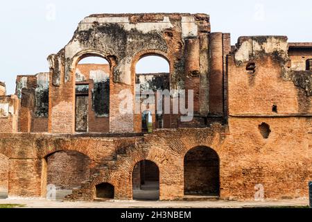 Ruines du complexe de résidence à Lucknow, État de l'Uttar Pradesh, Inde Banque D'Images