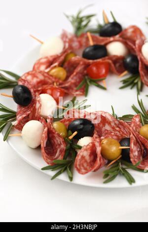 Couronne de Noël - antipasto. Canapés salami aux olives, mozzarella de bébé. Banque D'Images