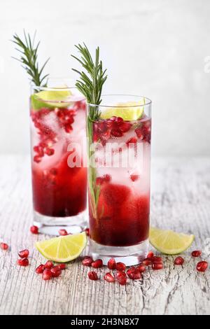 Pomegranate Gimlet - un cocktail à base de gin avec jus de citron vert, le gin peut être remplacé par de la vodka. Banque D'Images